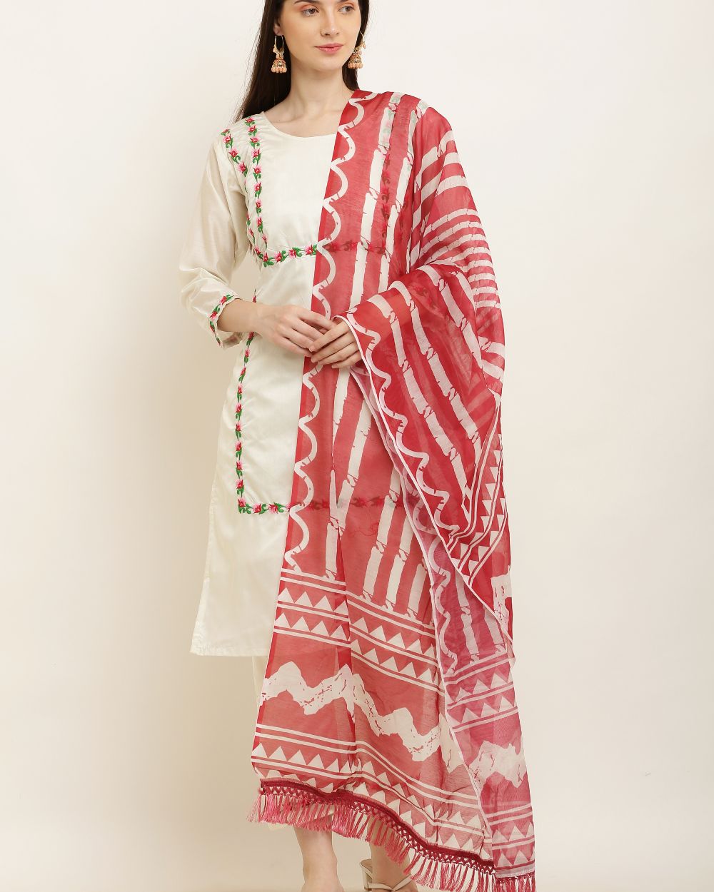 Woman wearing a kurti and printed dupatta